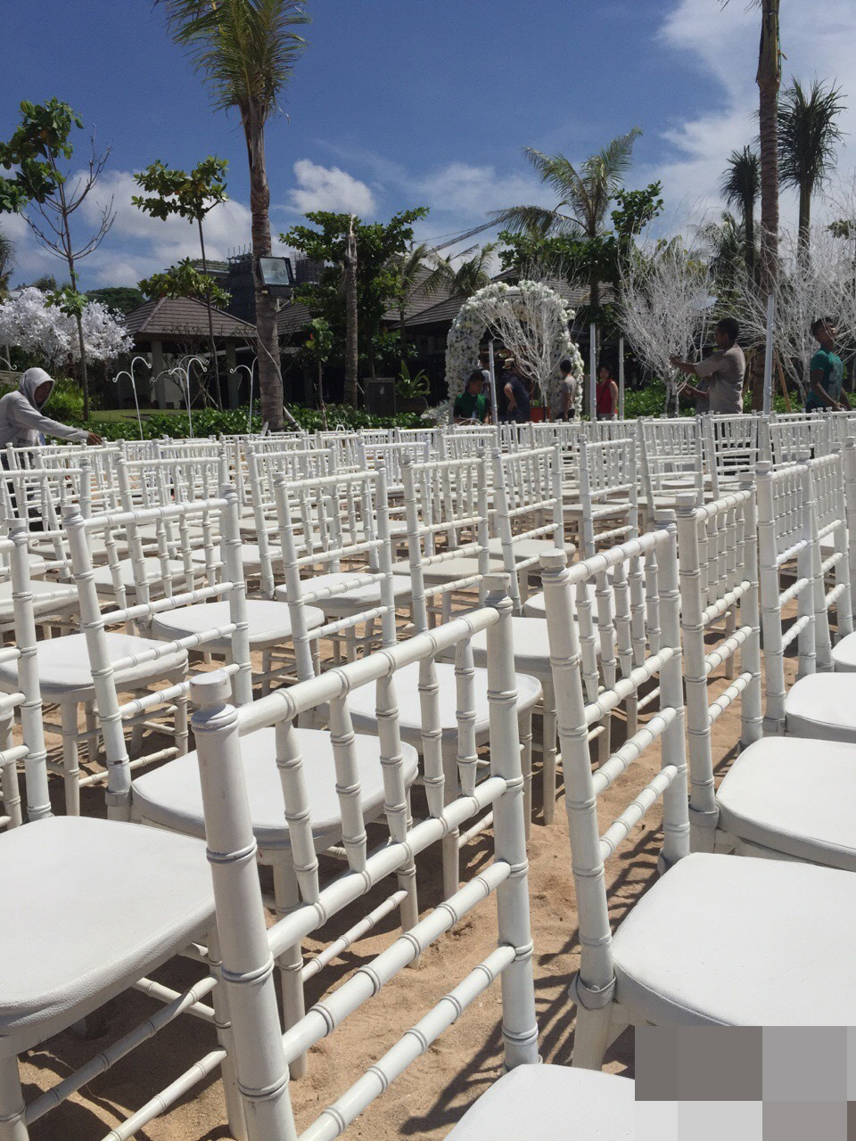组图：包贝尔婚礼现场 海边打造白色花海