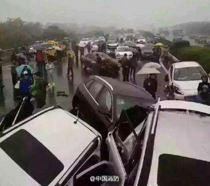 沪宁高速常州段客货车连环相撞 已造成2人死亡