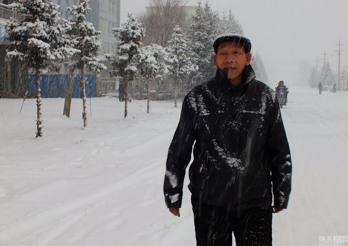 内蒙古四月遭遇暴雪 积雪深度达30厘米