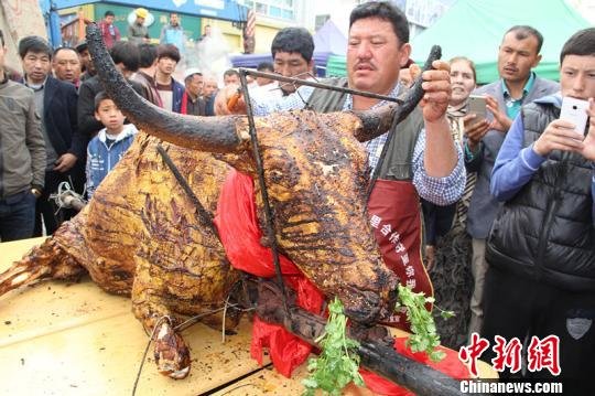 新疆烧烤大师烤出一头250公斤重完整牦牛