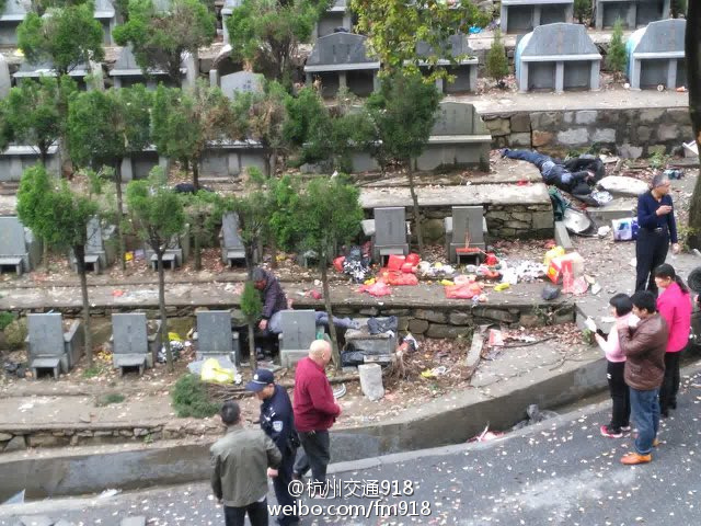 杭州萧山一公墓内道路发生车祸 多人死伤