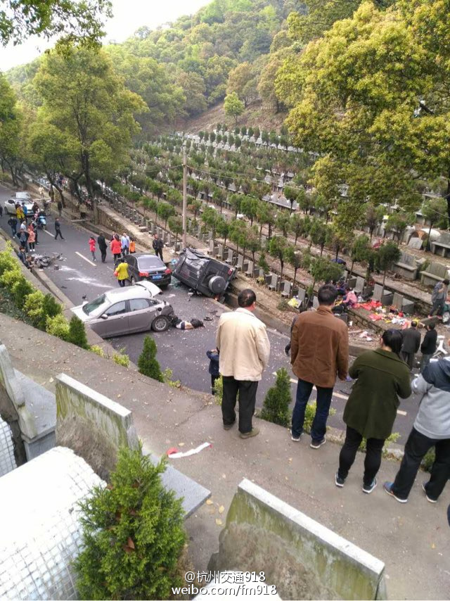 杭州萧山一公墓内道路发生车祸 多人死伤