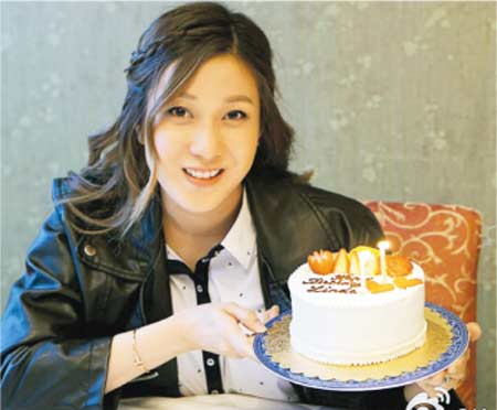 钟嘉欣32岁生日孕味浓 切蛋糕露幸福笑容