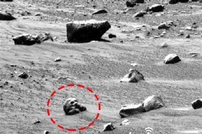这个酷似头骨的东西是在2006年勇气号火星探测器拍摄的照片中找到的
