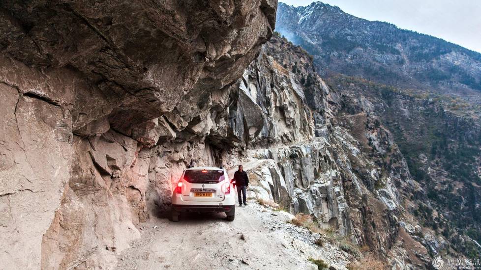 通往喜马拉雅山谷的危险公路