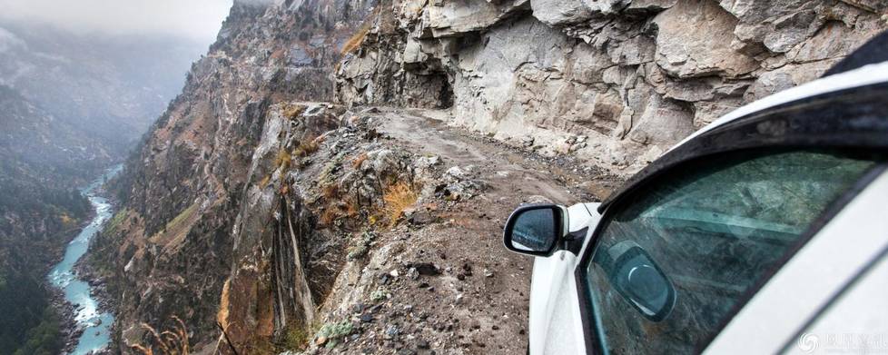 通往喜马拉雅山谷的危险公路