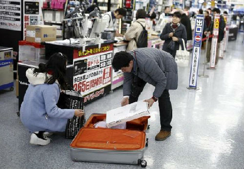 日媒：中国赴日游客改买日用杂货 高档商场发愁