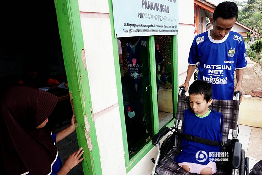 印尼12岁无肢少年当自强 用下巴代手过活