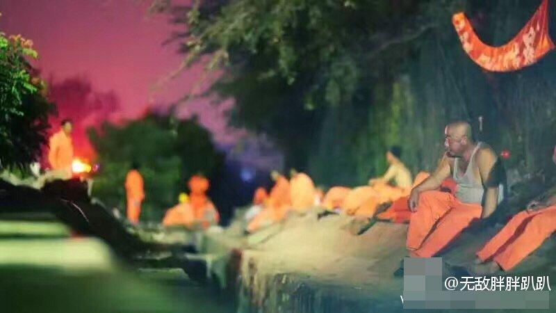 北京大雨夜 上千养路工人通宵执勤睡路边