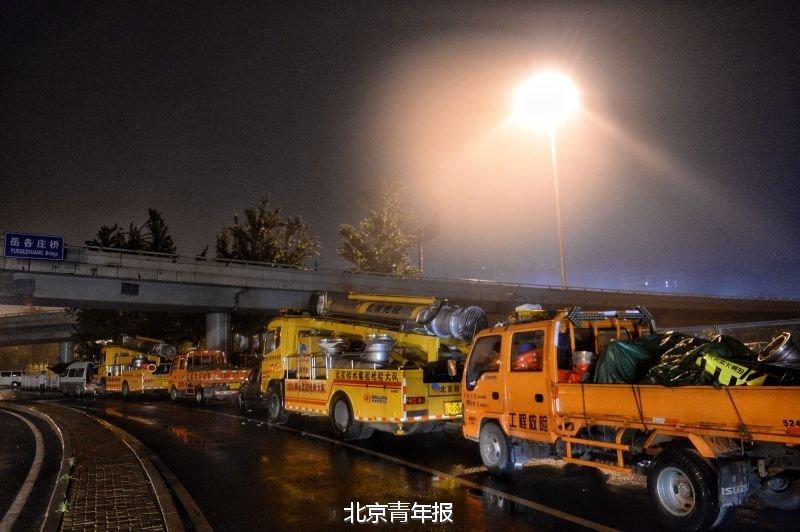 北京大雨夜 上千养路工人通宵执勤睡路边