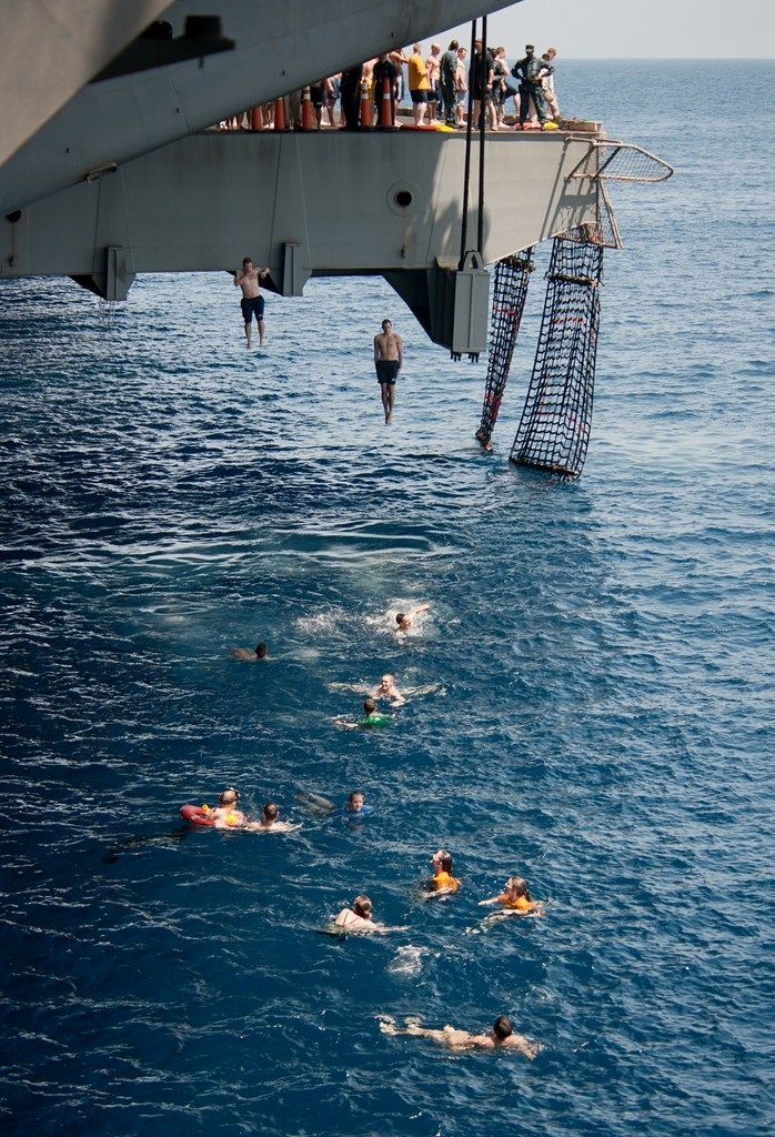 有备无患：为应对航母击沉美舰员练习跳海