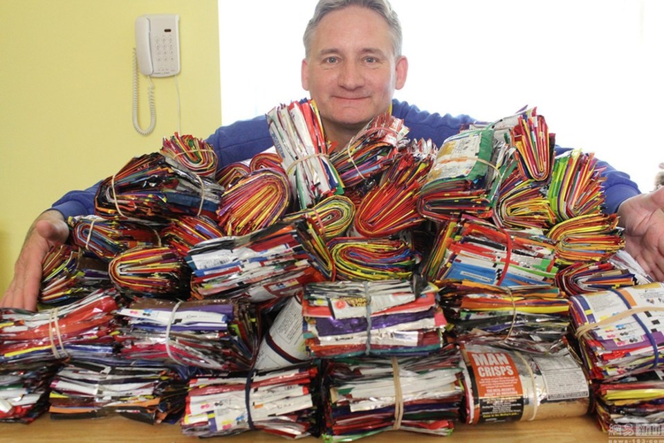 英国一男子十年收集8000个薯片包装袋