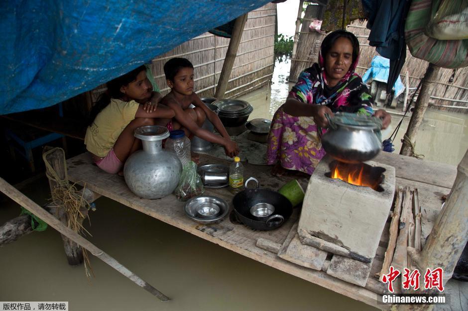 印度暴雨致120万人房屋被淹 民众靠小船生活（组图）