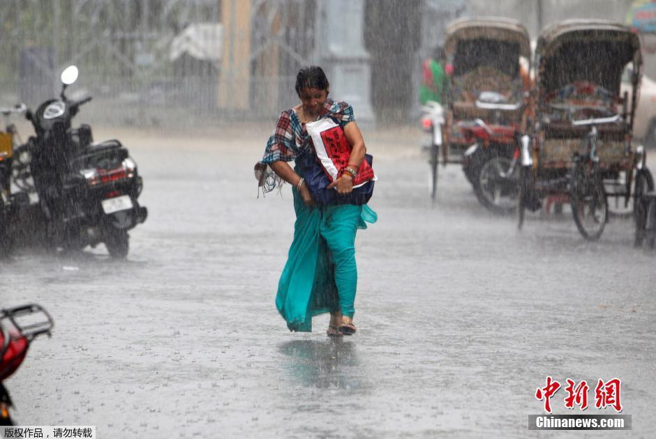 印度暴雨致120万人房屋被淹 民众靠小船生活（组图）
