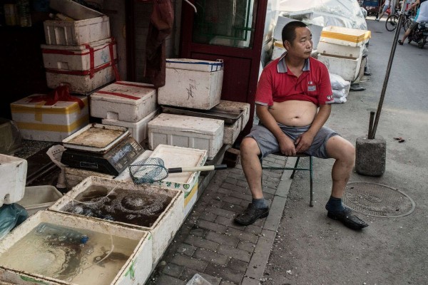 美媒：中国男性夏季爱光膀露肚乘凉 在国外也不改习惯