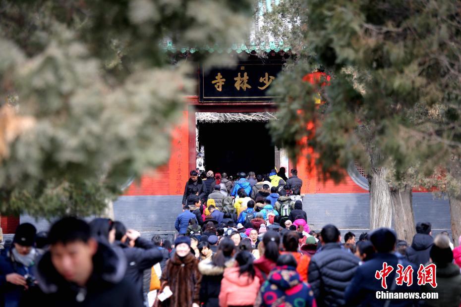 春节假期游客少林寺祈福古碑神兽被摸油光铮亮