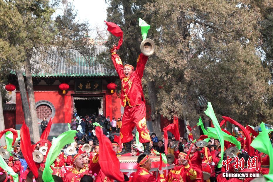 春节假期游客少林寺祈福古碑神兽被摸油光铮亮