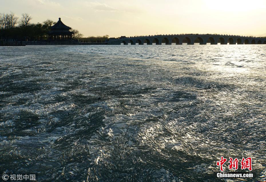 壮观！北京颐和园昆明湖冰面被大风吹成冰凌
