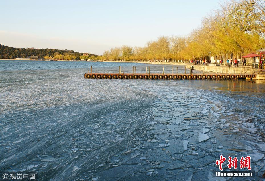 壮观！北京颐和园昆明湖冰面被大风吹成冰凌