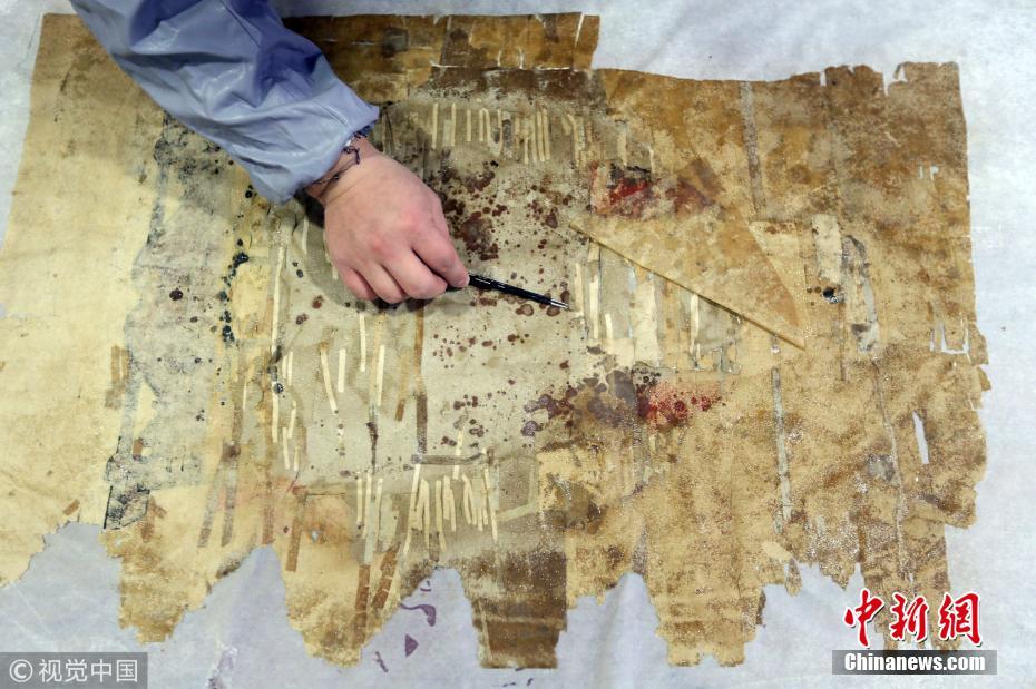 古书画碎成纸屑 90后小伙耗时2年将其恢复原貌