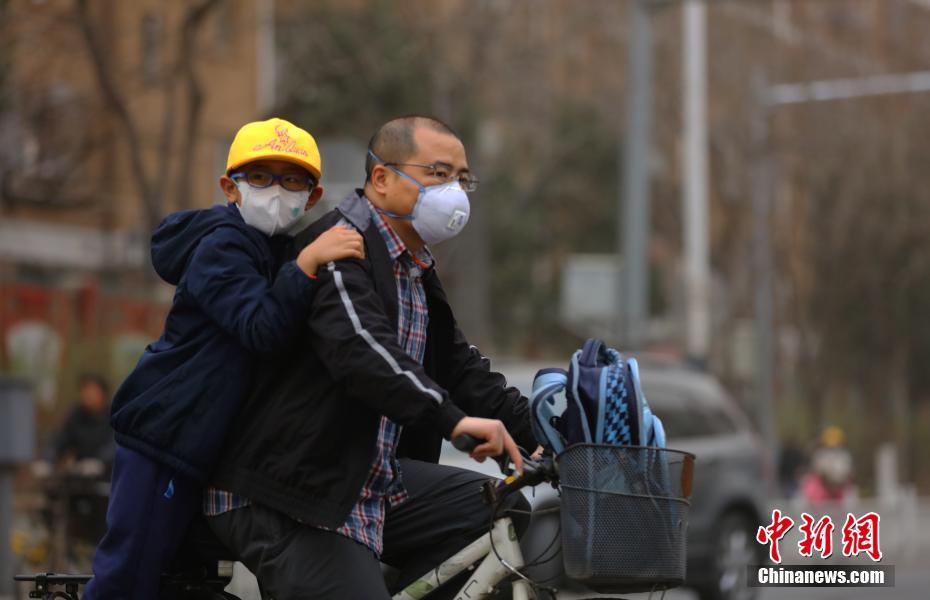 黄沙漫天 北京发布今年首个沙尘蓝色预警