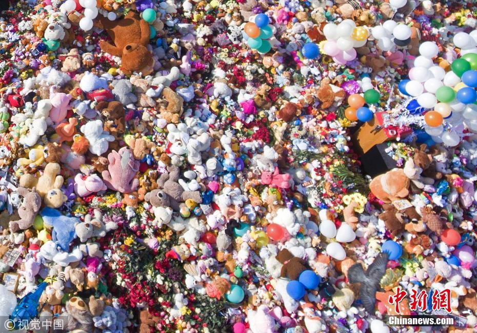 俄民众悼念购物中心火灾遇难者 儿童玩具堆积如山