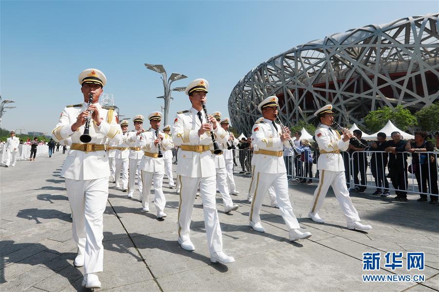 “和平号角-2018”上海合作组织第五届军乐节举行军乐巡游表演