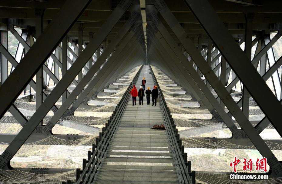 “川藏第一桥”桥面板安装完成