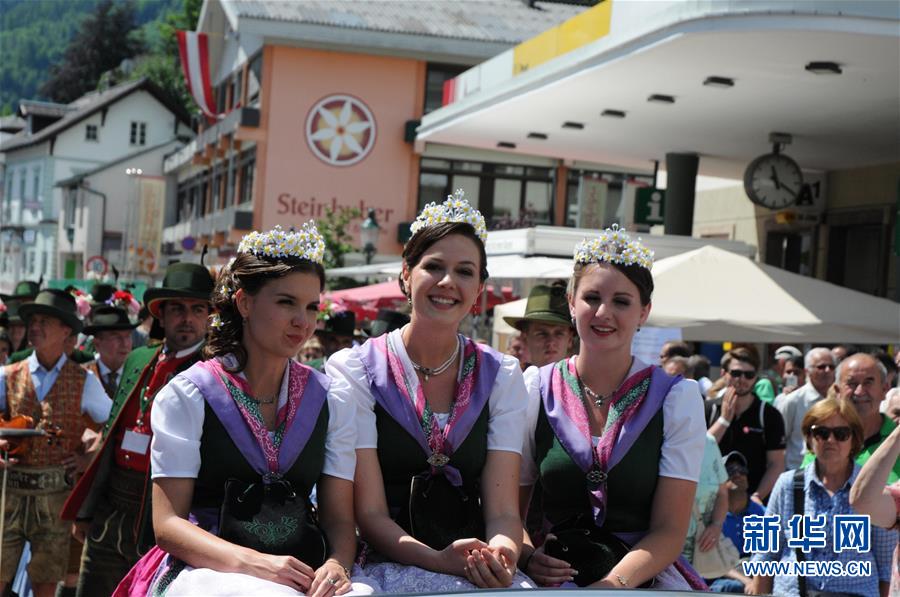 奥地利水仙花节举行巡游活动