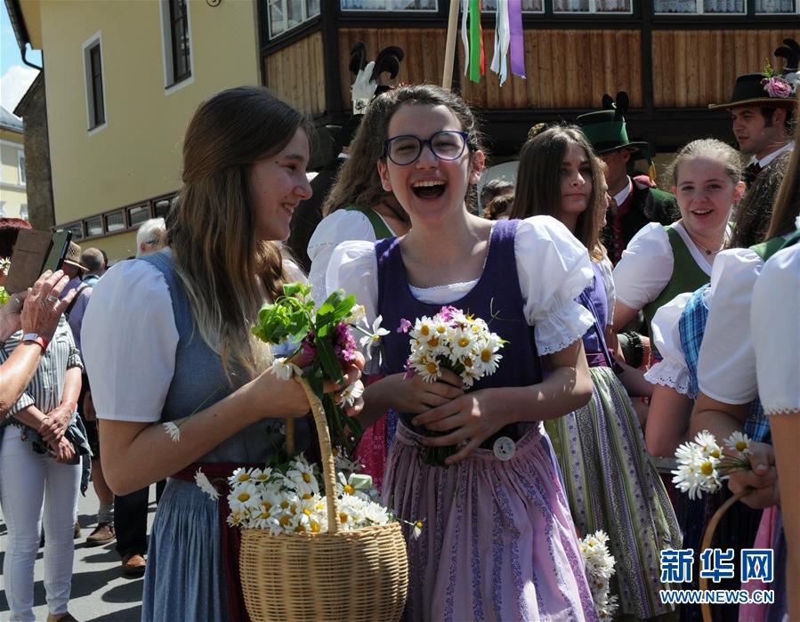 奥地利水仙花节举行巡游活动