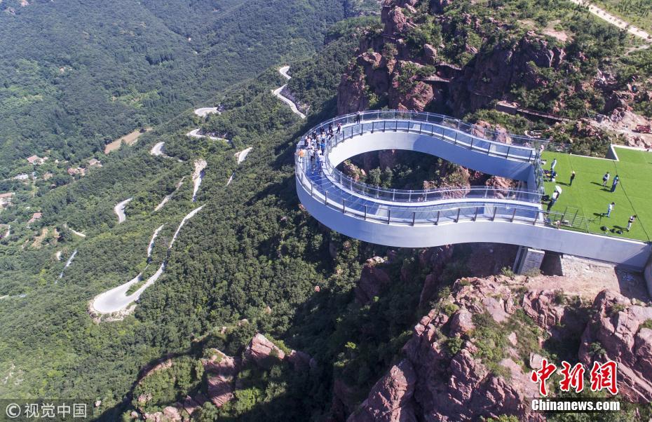 世界最长高空玻璃环廊建成 伸出悬崖30米