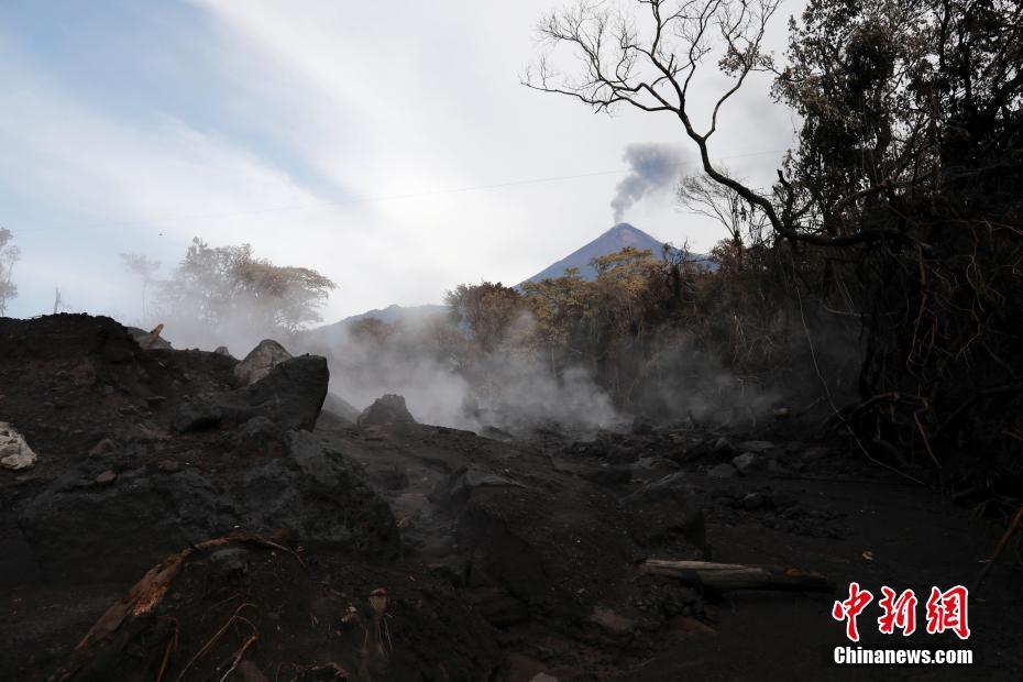 危地马拉火地岛火山再次活跃 火山口出现喷发