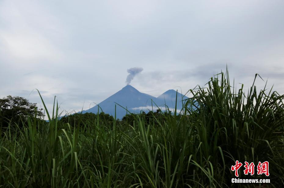 危地马拉火地岛火山再次活跃 火山口出现喷发