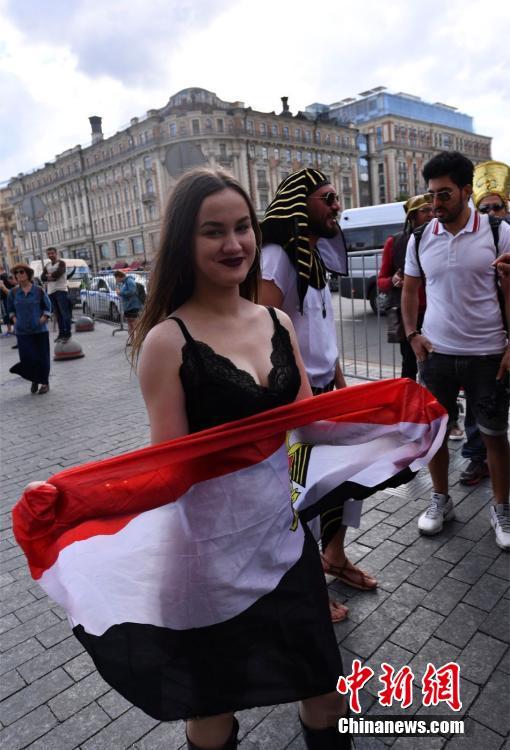 世界杯大幕即将拉开 莫斯科红场成球迷海洋