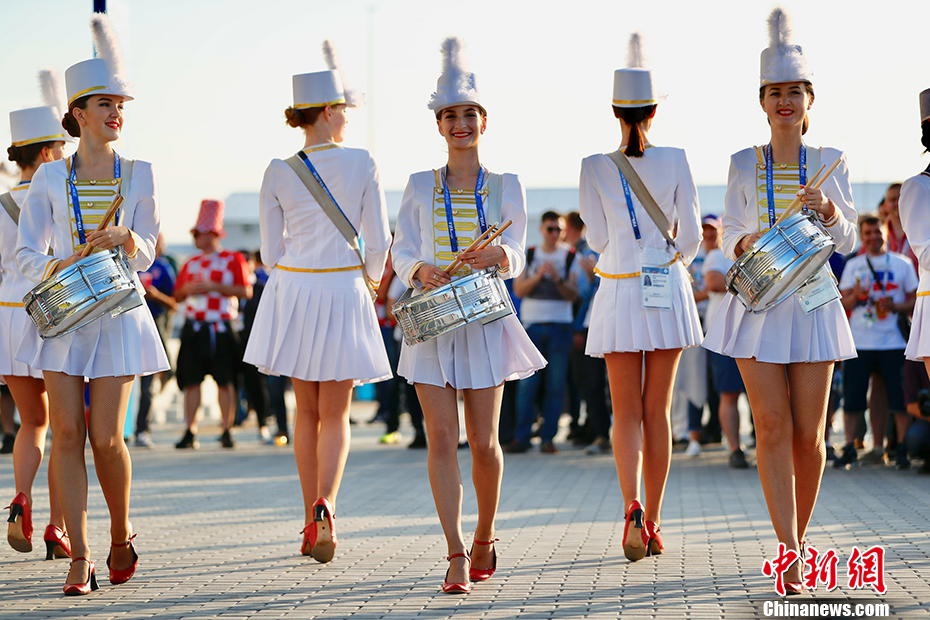 世界杯赛前俄罗斯美女鼓乐队抢眼