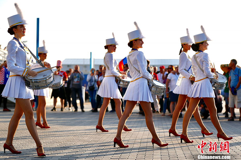 世界杯赛前俄罗斯美女鼓乐队抢眼