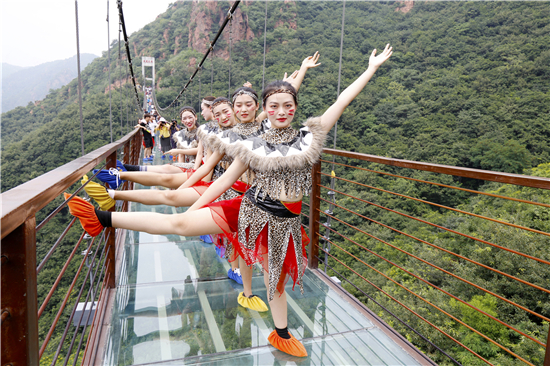 美女大学生扮成“野人”高空玻璃吊桥秀瑜伽引围观