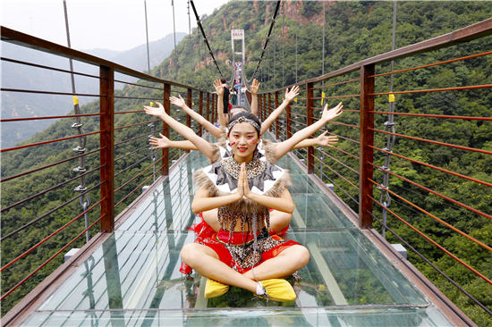 美女大学生扮成“野人”高空玻璃吊桥秀瑜伽引围观
