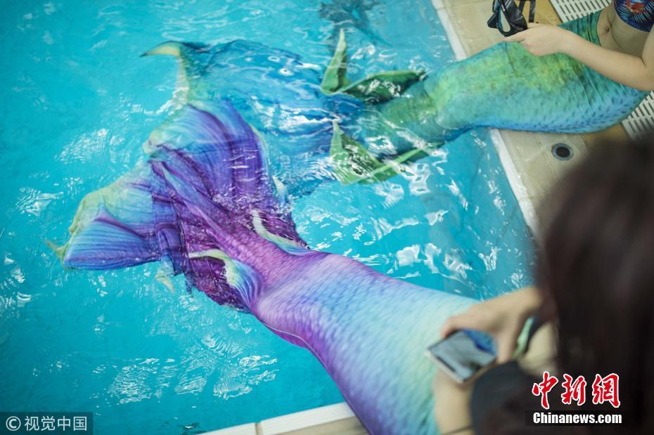 广州一游泳池开设美人鱼课程 吸引女孩前来学习