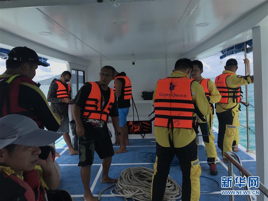 中国救援队参加泰国普吉翻船事故救援