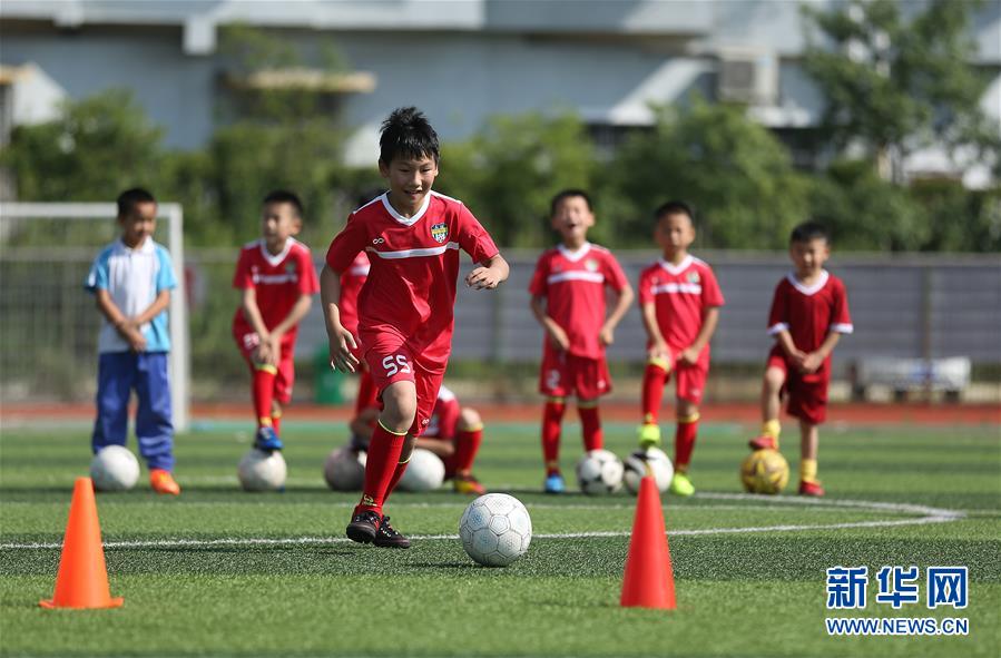 贵州丹寨：暑期到 学足球