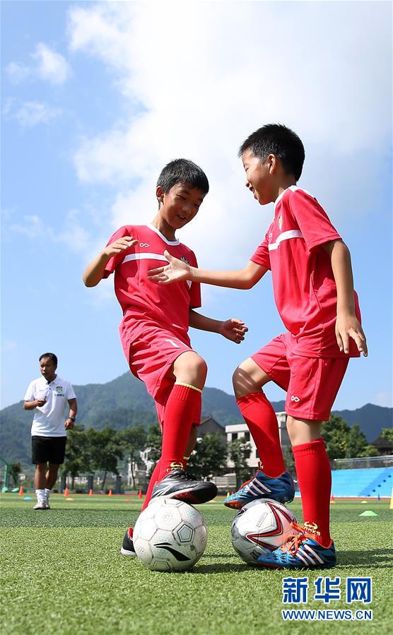 贵州丹寨：暑期到 学足球
