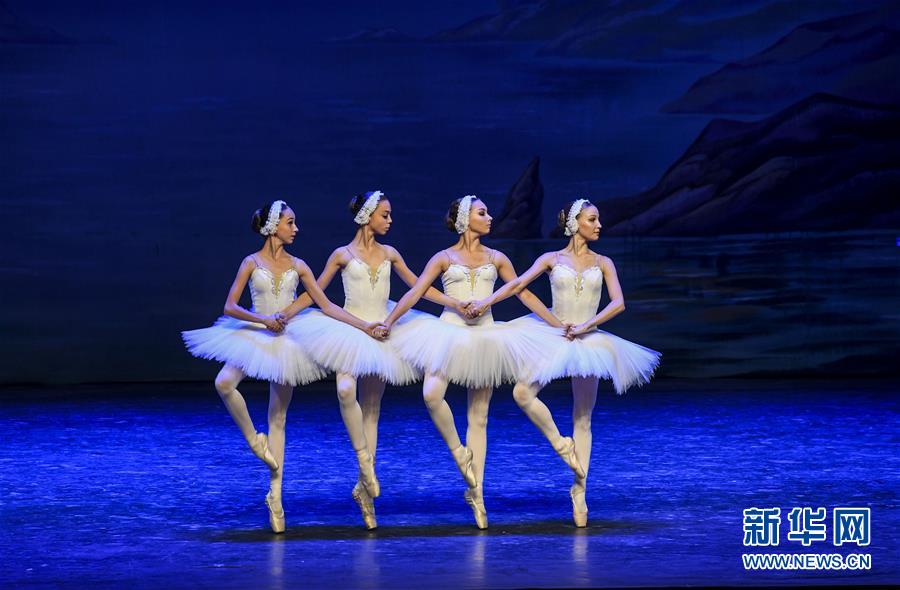 乌克兰基辅儿童芭蕾舞团在新疆演出《天鹅湖》