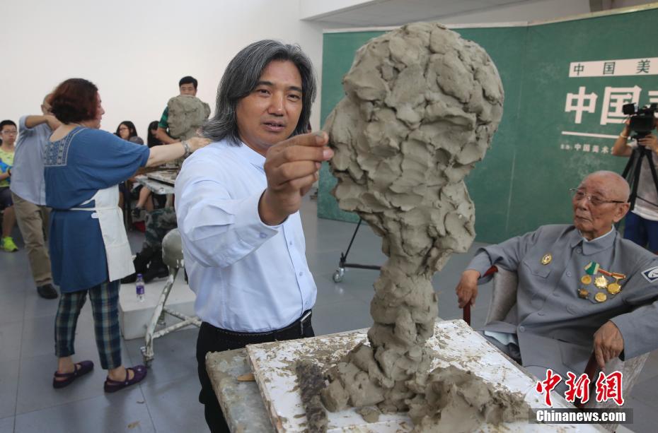 迎“八一” 中国美术馆为军人塑像
