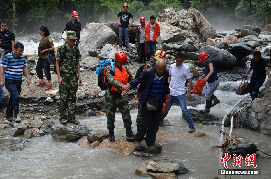 四川宝兴30名游客被困东拉山成功获救