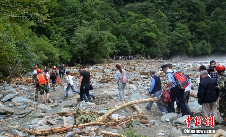 四川宝兴30名游客被困东拉山成功获救