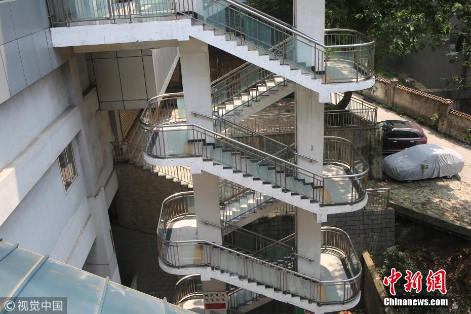 重庆现8D魔幻轻轨站 进站口要爬4层楼120级台阶