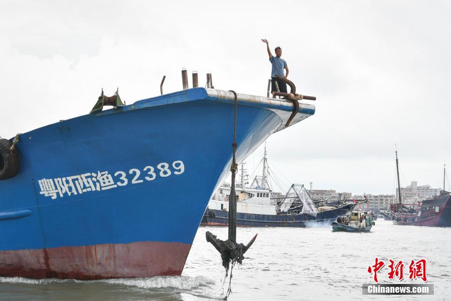 南海伏季休渔期结束 广东渔船雨中竞发