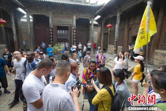 国际“陶瓷大咖”走访山西皇城相府 体验中国古建的独特魅力