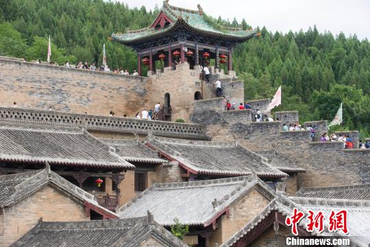国际“陶瓷大咖”走访山西皇城相府 体验中国古建的独特魅力